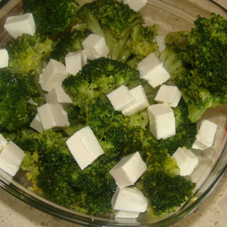 Krok 2 - Sałatka z brokuła z fetą foto