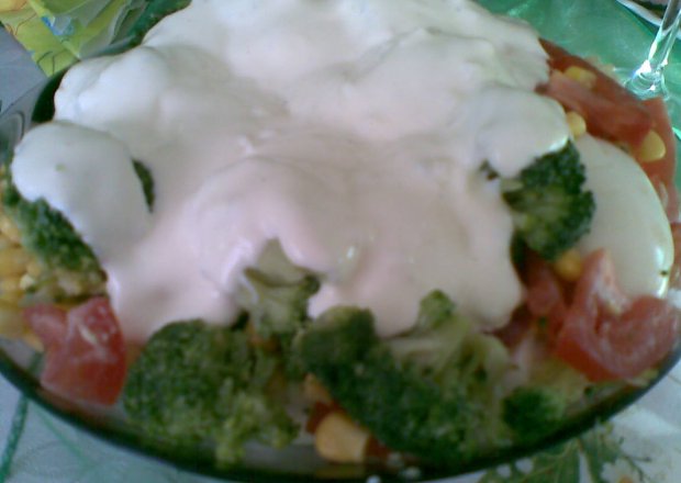 Fotografia przedstawiająca sałatka z brokuła z sosem czosnkowym