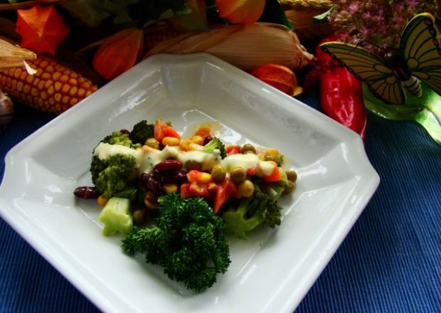 Fotografia przedstawiająca Sałatka z brokuła  z warzywami