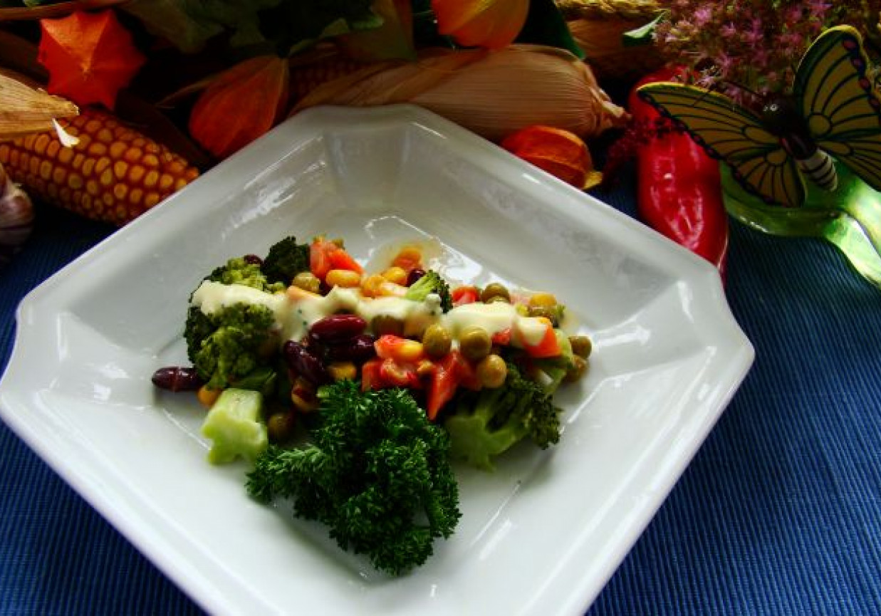 Sałatka z brokuła  z warzywami foto