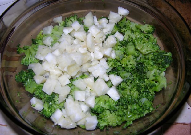 Fotografia przedstawiająca sałatka z brokułami i fasolą