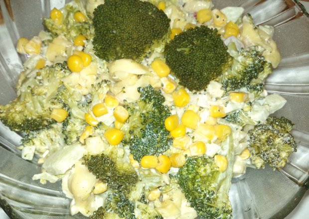 Fotografia przedstawiająca Sałatka z brokułami i tortellini