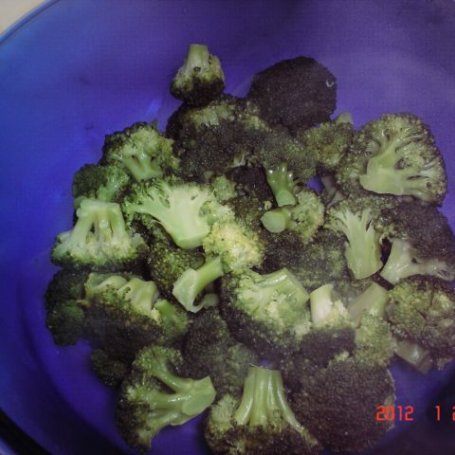 Krok 1 - Sałatka z brokułami, słonecznikiem i czosnkiem foto