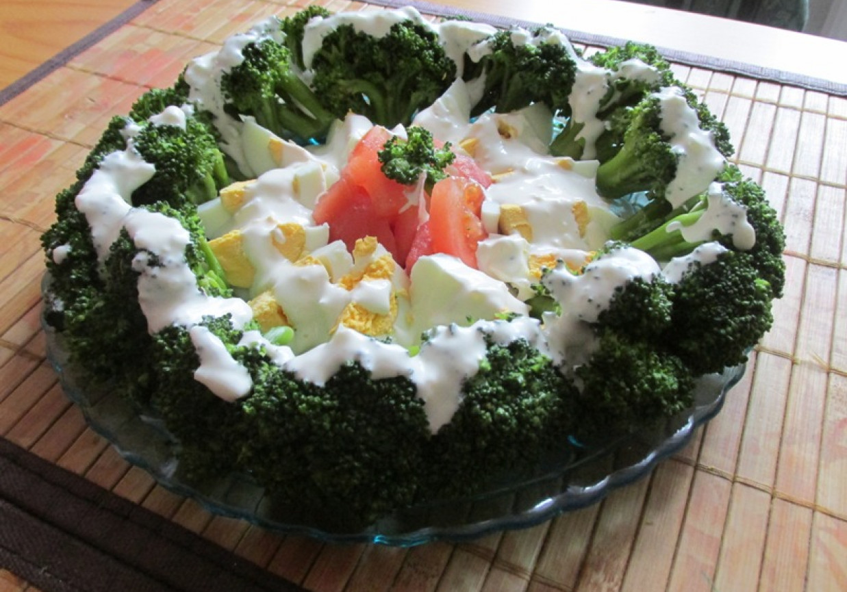 Sałatka z brokułami w sosie czosnkowym foto