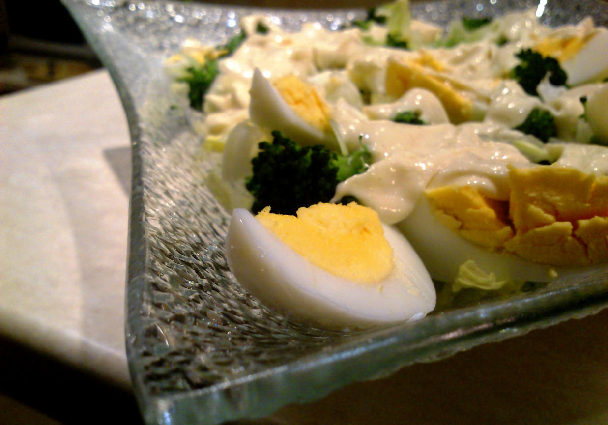 Sałatka z brokułami w sosie majonezowo-czosnkowym foto