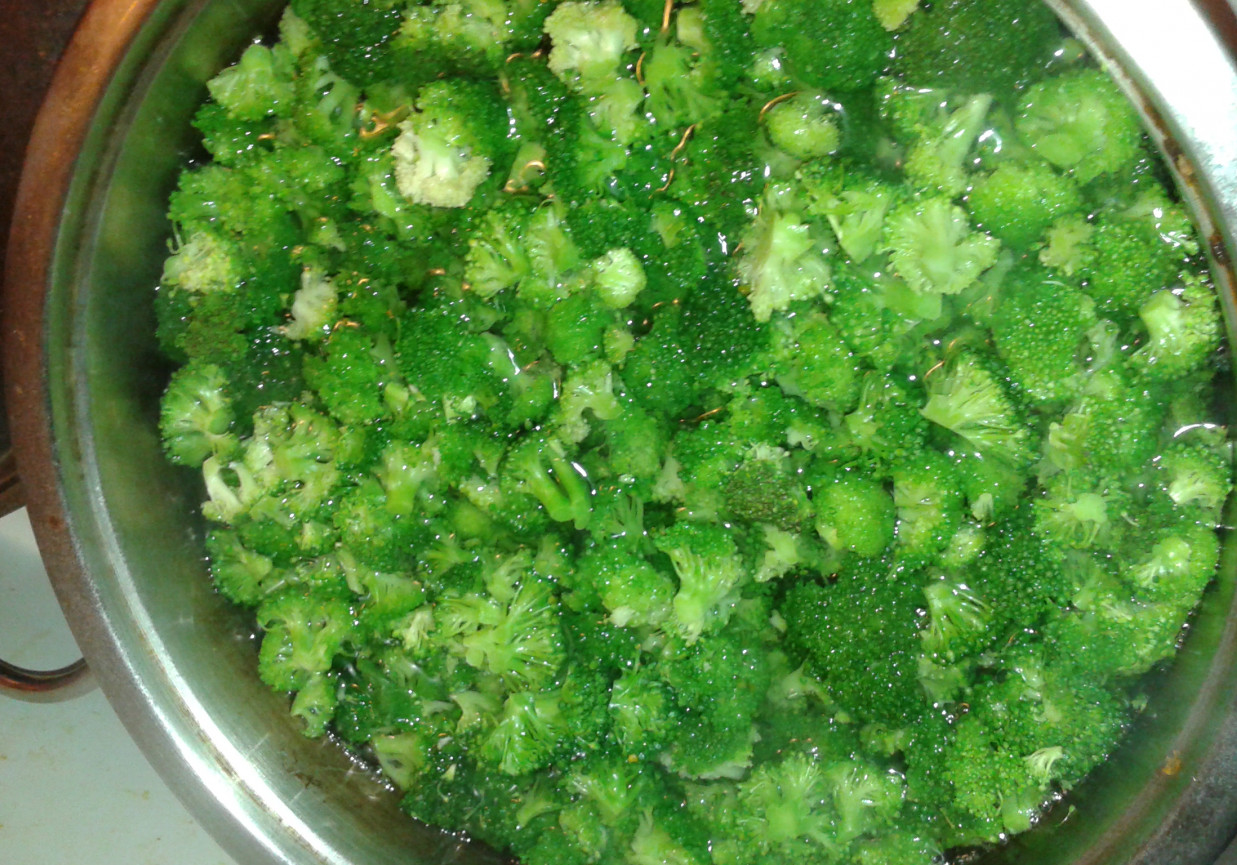 Sałatka z brokułami foto