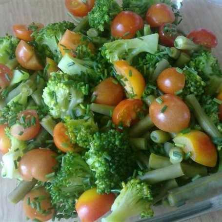 Krok 2 - Sałatka z brokułem i pomidorkami foto