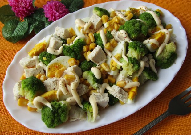 Fotografia przedstawiająca Sałatka z brokułem, kurczakiem i kukurydzą