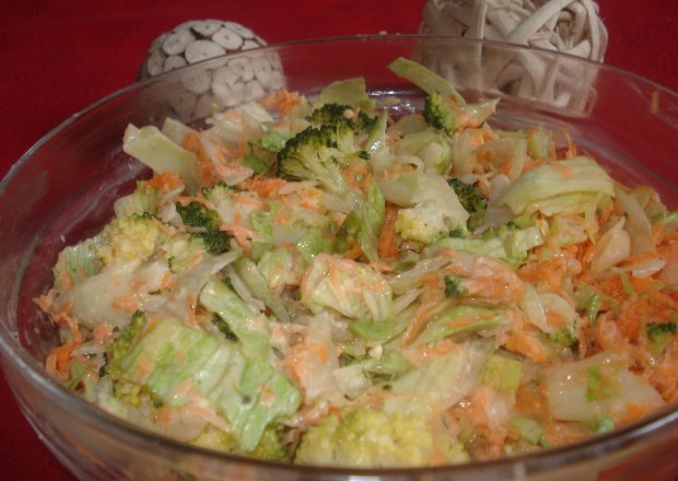 Fotografia przedstawiająca Sałatka z brokułem, lodową i marchewką