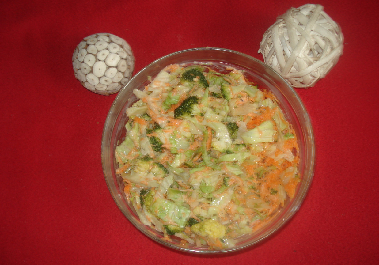 Sałatka z brokułem, lodową i marchewką foto