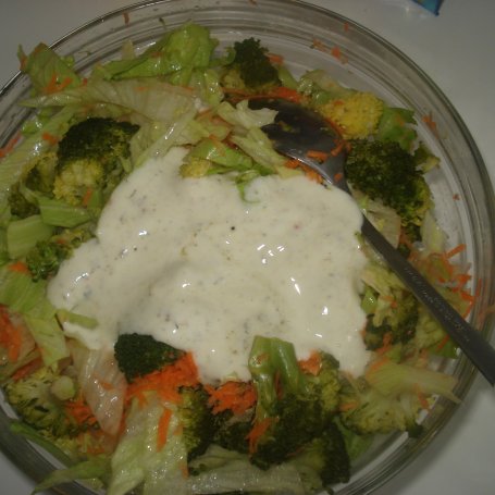 Krok 5 - Sałatka z brokułem, lodową i marchewką foto