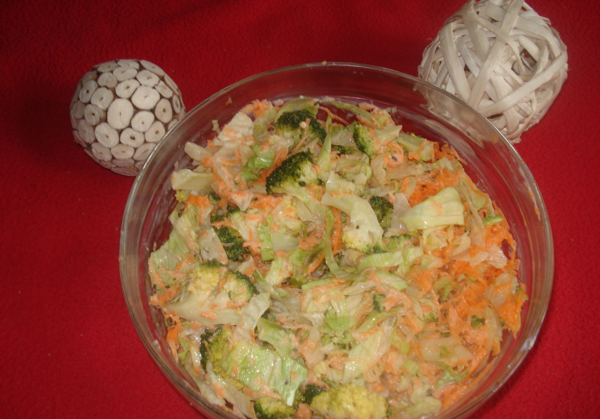 Sałatka z brokułem, lodową i marchewką foto