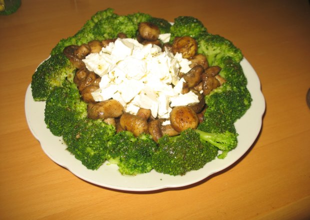 Fotografia przedstawiająca Sałatka z brokułem, pieczarkami i fetą