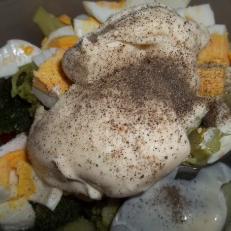 Krok 3 - Sałatka z brokułem, pomidorami i jajkami  foto