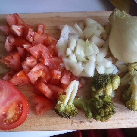 Krok 1 - Sałatka z brokułem, pomidorem i cebulą z serowym sosem  foto