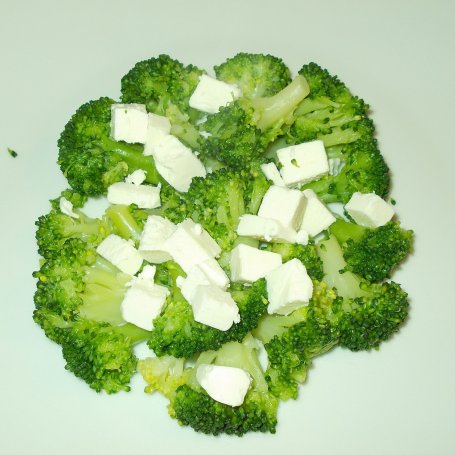 Krok 5 - Sałatka z brokułem ,serem feta i słonecznikiem foto