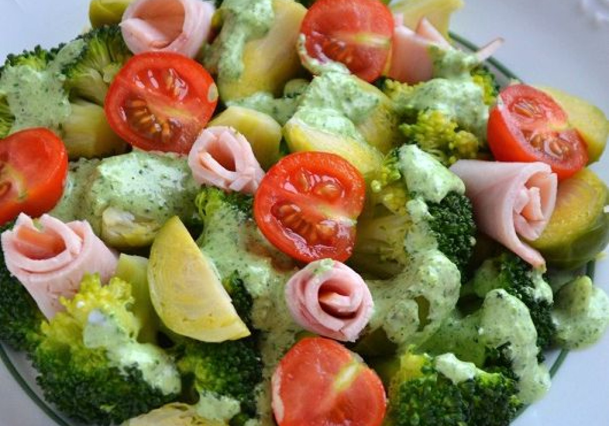 Sałatka z brokułów i brukselki z zielonym sosem szpinakowym foto