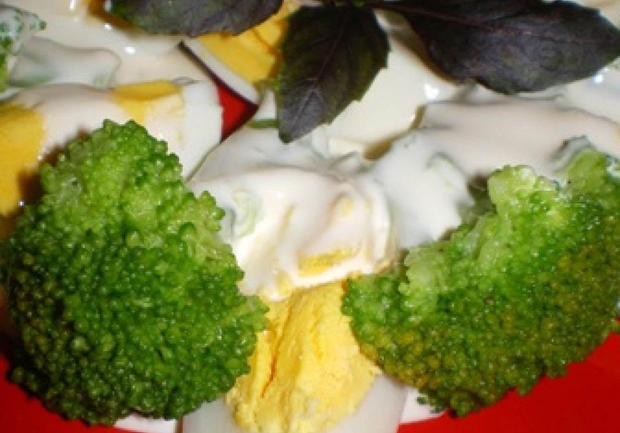 Sałatka z brokułów i jajek foto