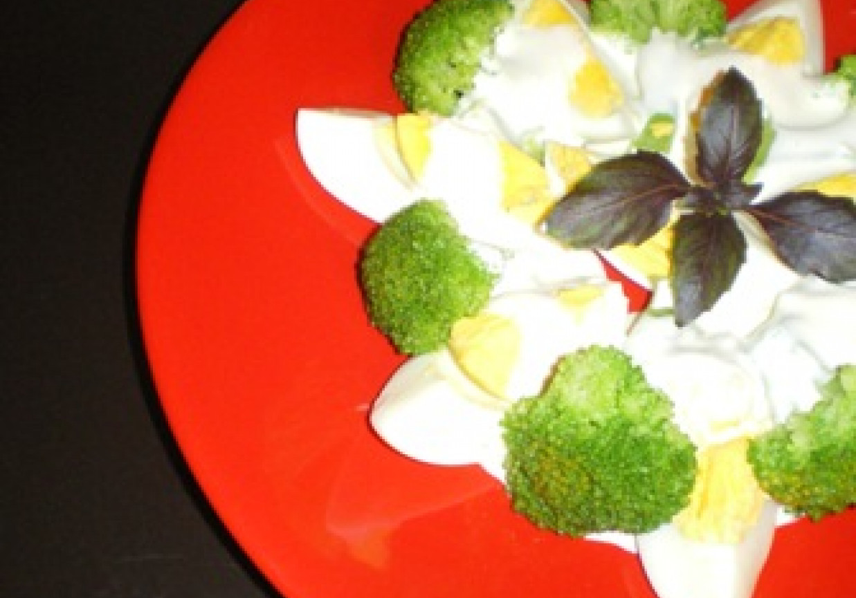 Sałatka z brokułów i jajek foto