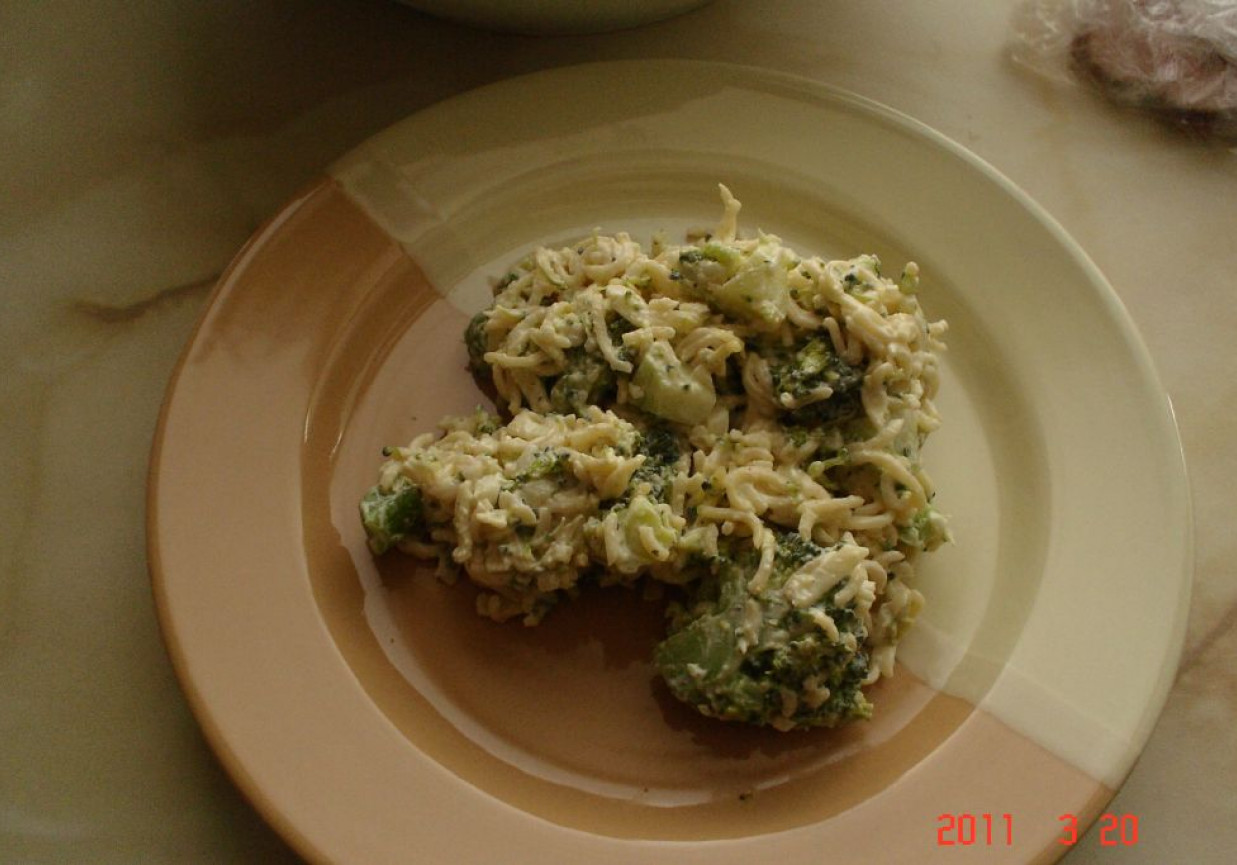 Sałatka z brokułów i makaronu z zupek chińskich foto