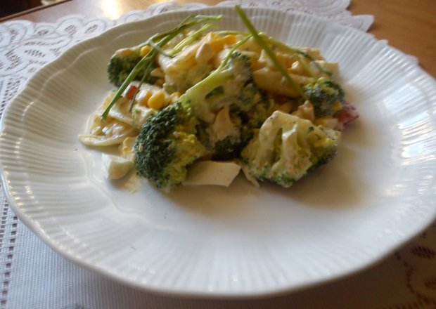 Fotografia przedstawiająca Sałatka z brokułów i serem