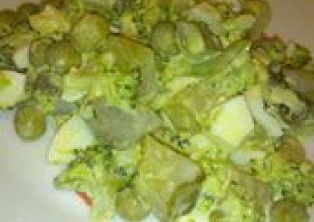 Fotografia przedstawiająca salatka z brokulow