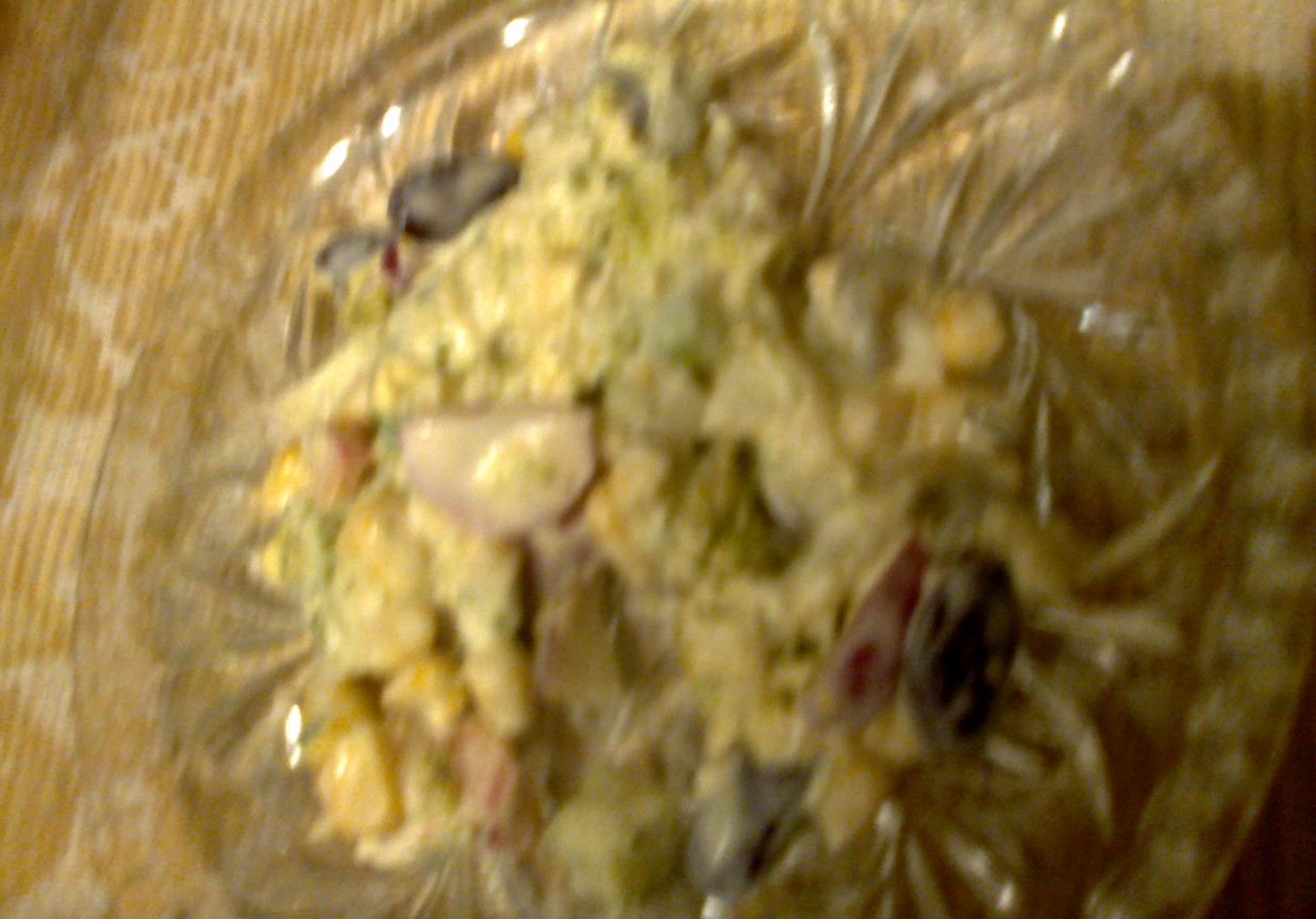 sałatka z brokułu z rzodkiewką kukurydzą foto