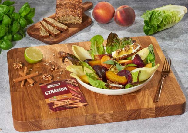 Fotografia przedstawiająca Sałatka z brzoskwinią i chleb z twarogu, DS XXIII, odc. 26