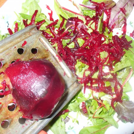 Krok 2 - Sałatka z buraczkiem czerwonym ,jarmużem i oliwkami zielonymi podana z brązowym ryżem foto