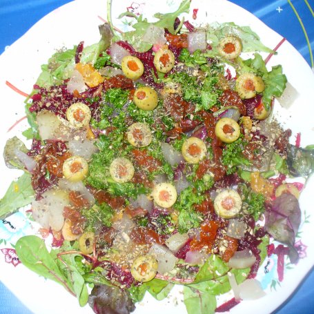 Krok 6 - Sałatka z buraczkiem czerwonym ,jarmużem i oliwkami zielonymi podana z brązowym ryżem foto