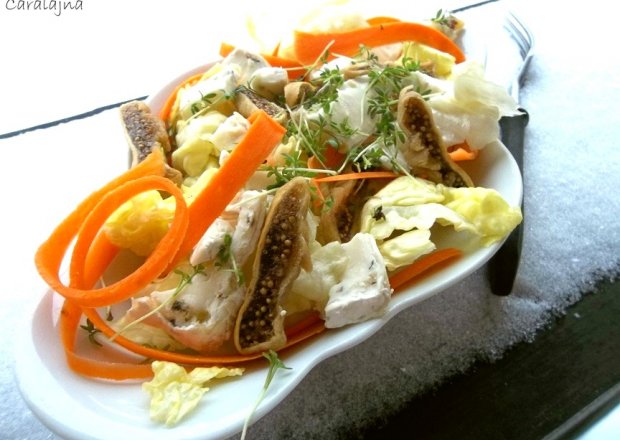 Fotografia przedstawiająca sałatka z camembertem i figami