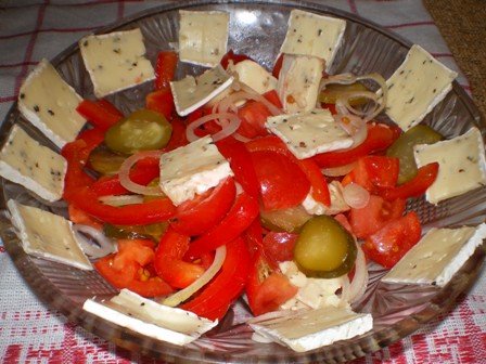 Fotografia przedstawiająca Sałatka z Camembertem, papryką i pomidorami