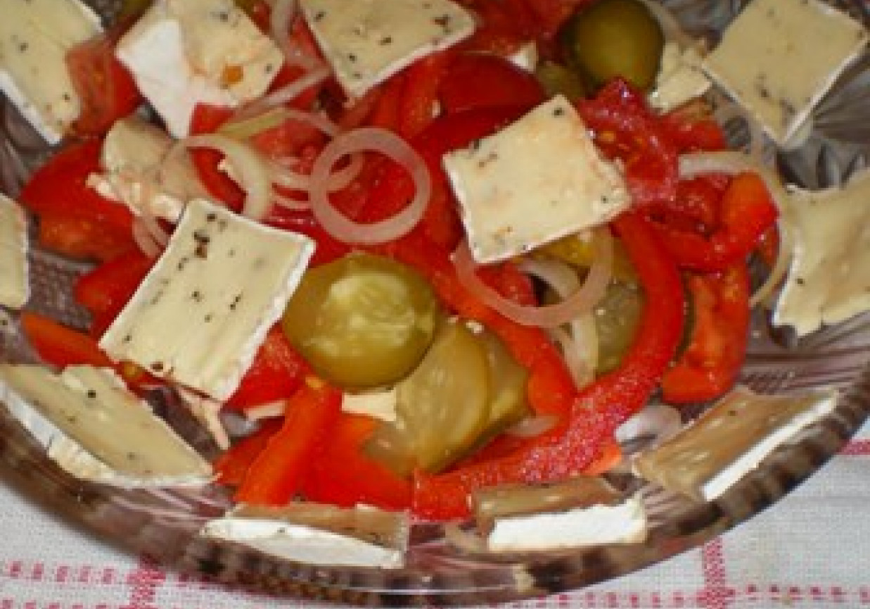 Sałatka z Camembertem, papryką i pomidorami foto