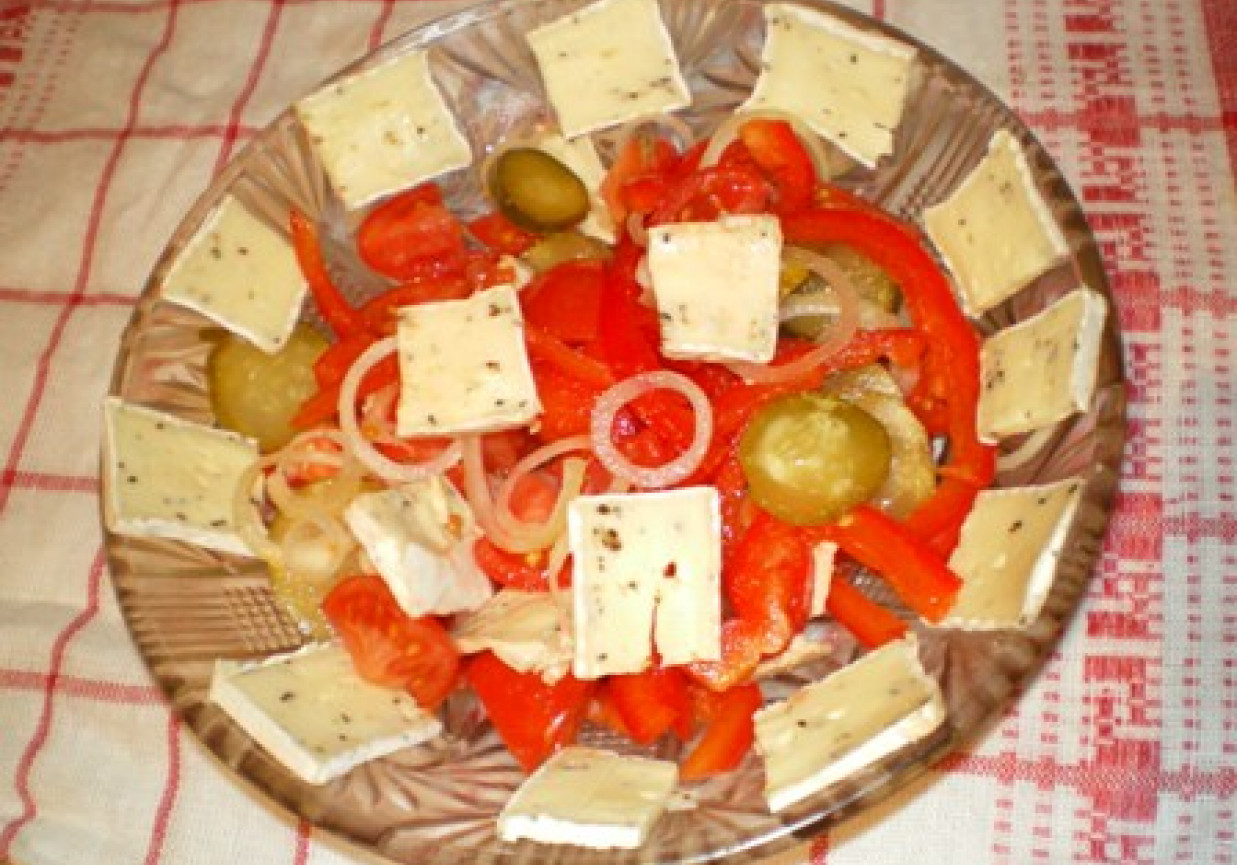 Sałatka z Camembertem, papryką i pomidorami foto