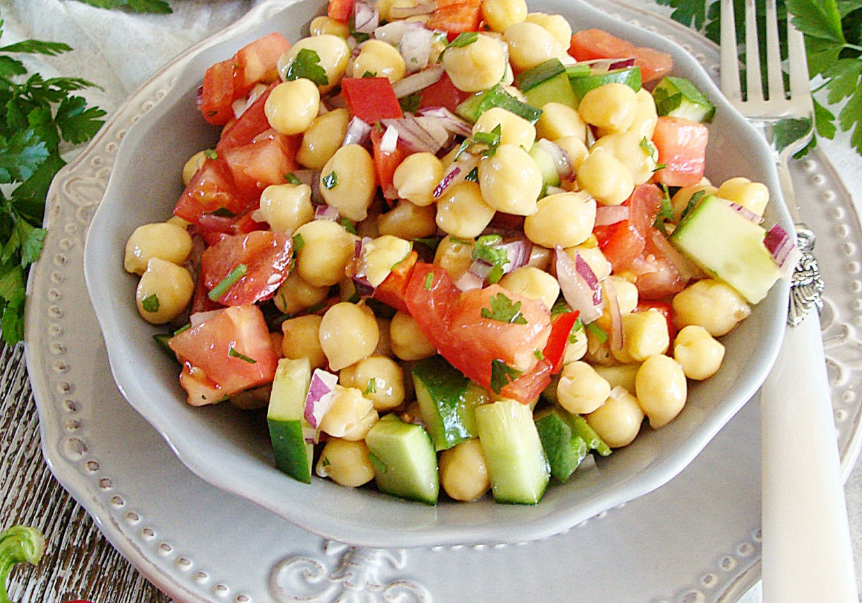 Sałatka z ciecierzycą  foto