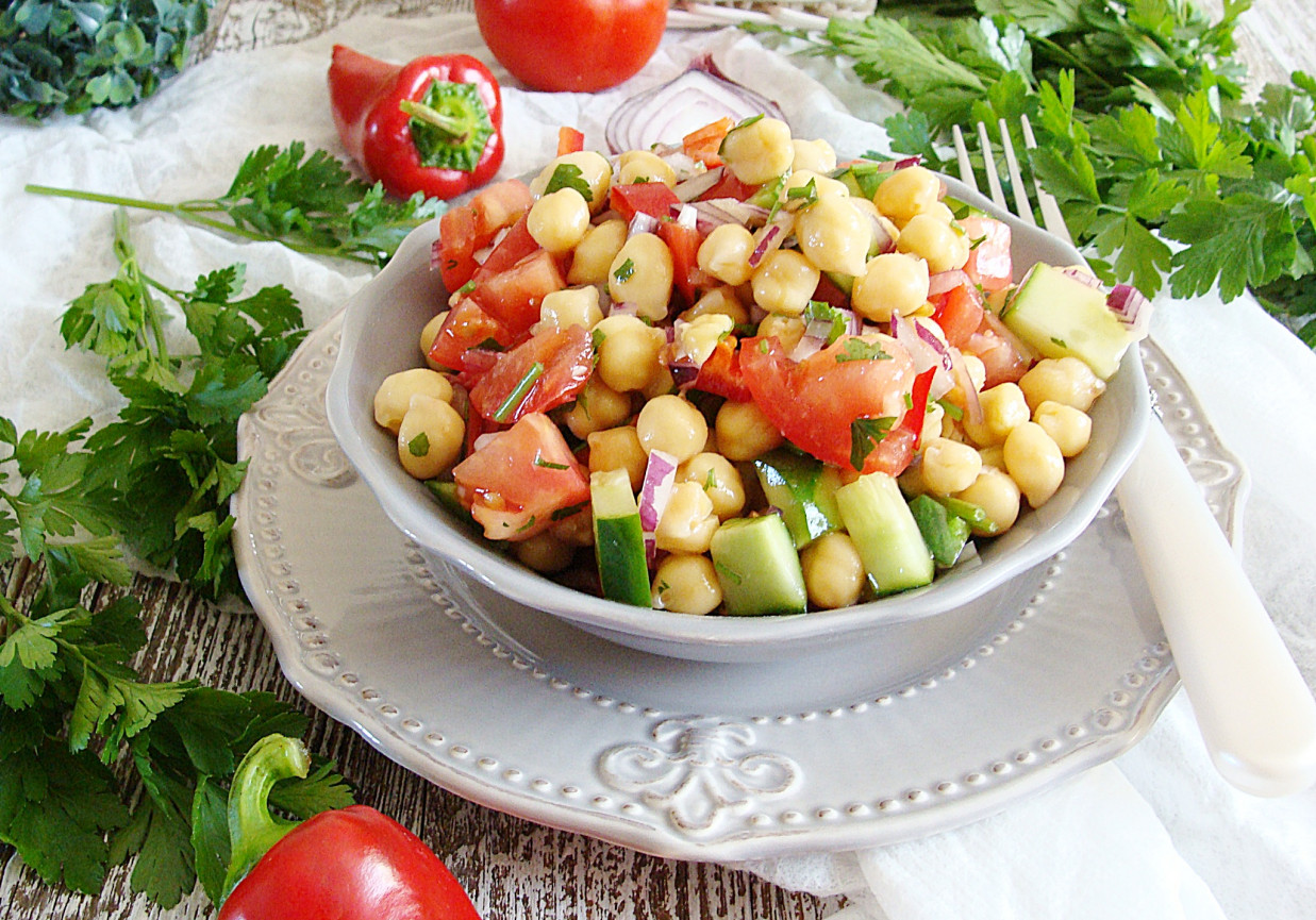 Sałatka z ciecierzycą  foto