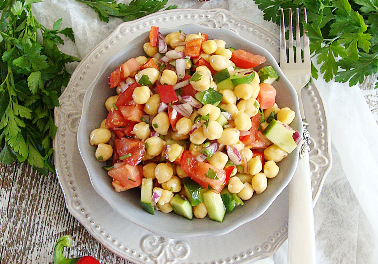 Sałatka z ciecierzycą  foto