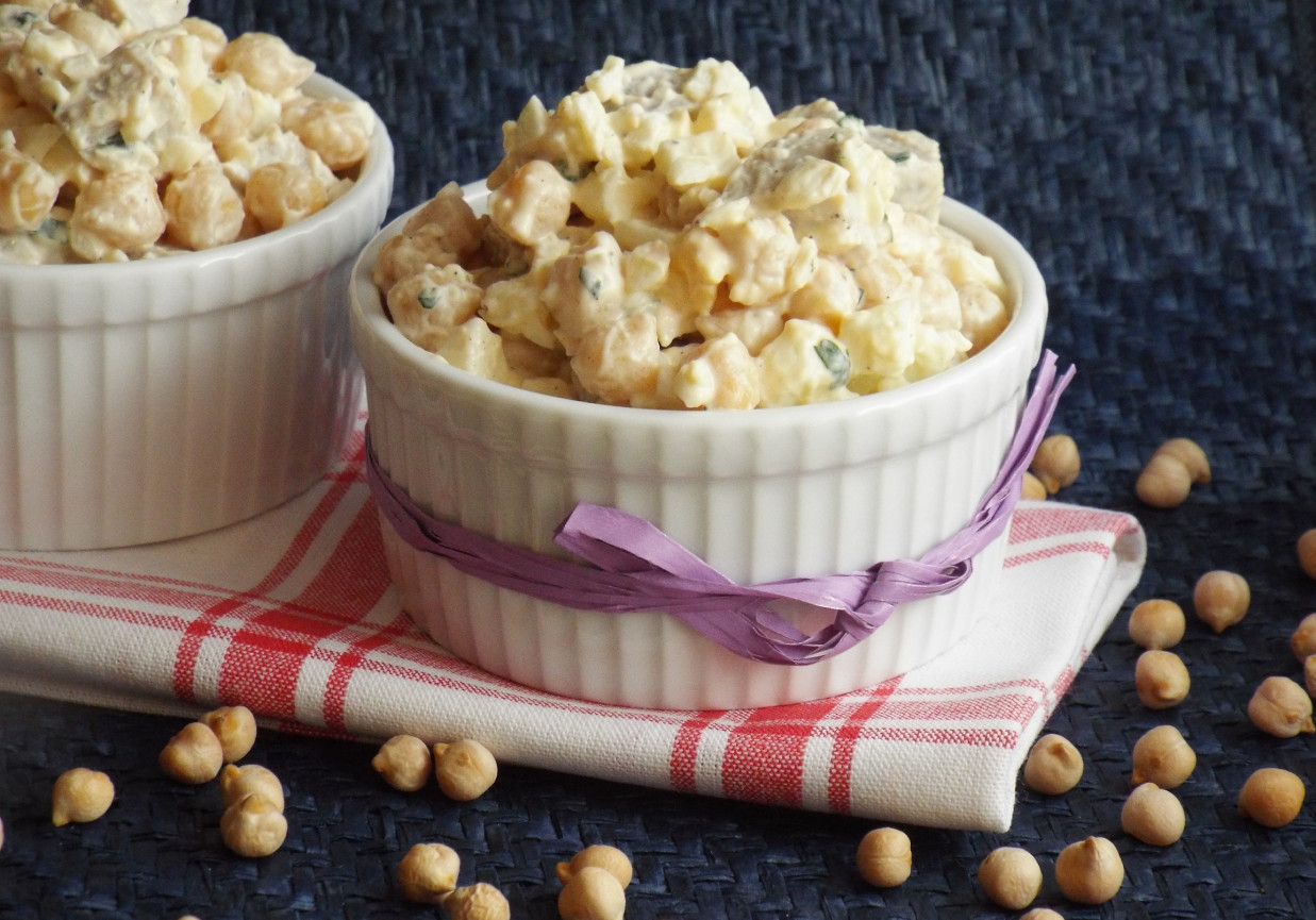 Sałatka z ciecierzycy i białej kiełbasy foto