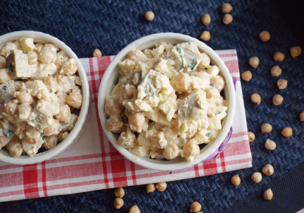 Sałatka z ciecierzycy i białej kiełbasy foto