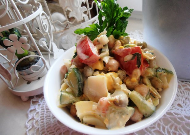 Fotografia przedstawiająca Sałatka z cieciorką i warzywami
