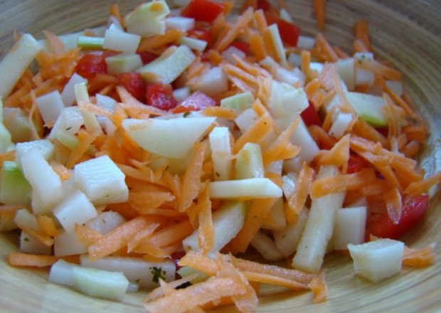 Fotografia przedstawiająca sałatka z cukini , kalarepki i marchewki