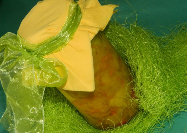 Fotografia przedstawiająca Sałatka z cukini z kurkumą