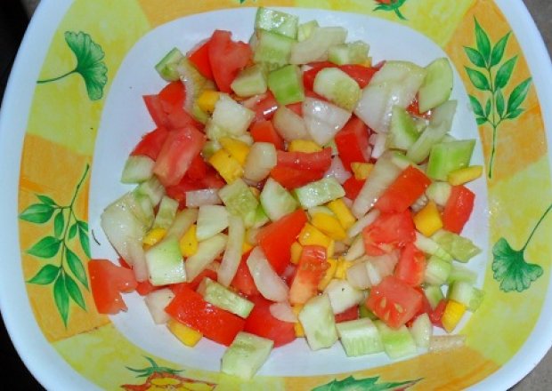 Fotografia przedstawiająca Sałatka z cukinią i pomidorami