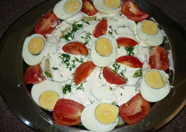 Fotografia przedstawiająca Sałatka z cukinią, pomidorami i jajkami