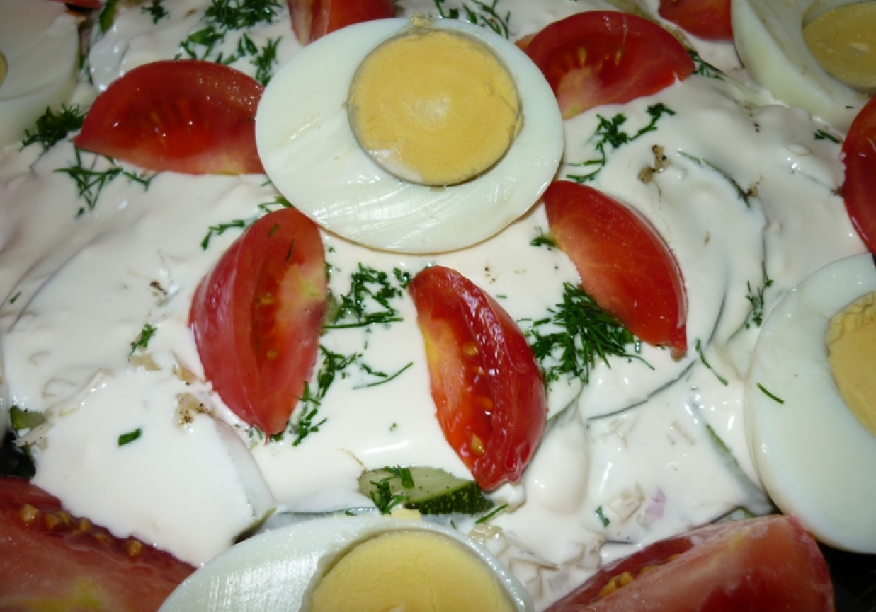Sałatka z cukinią, pomidorami i jajkami foto