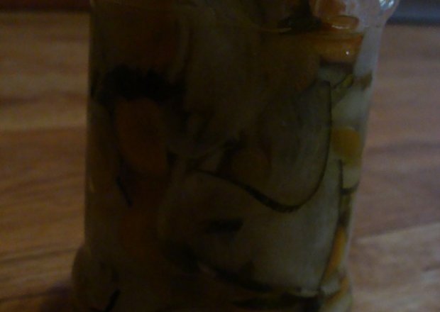 Fotografia przedstawiająca sałatka z cukinii i marchewki do sloików
