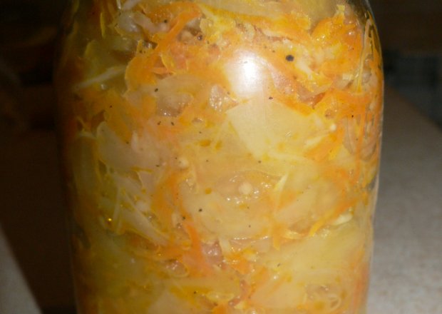 Fotografia przedstawiająca Sałatka z cukinii i marchewki