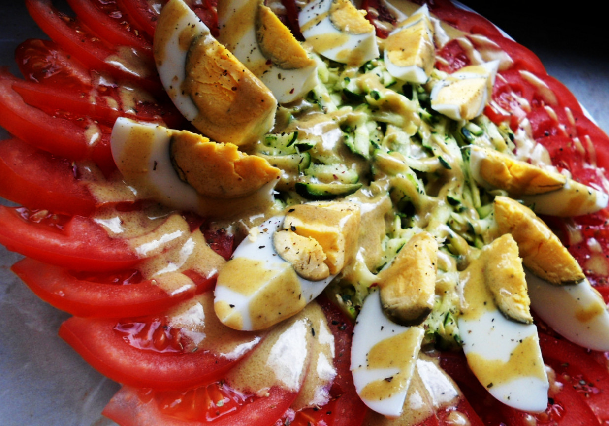 Sałatka z cukinii i pomidorów z jajkiem w sosie musztardowym foto