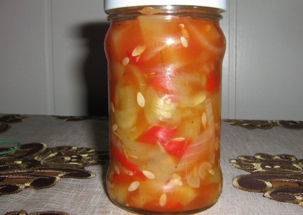Fotografia przedstawiająca sałatka z cukinii na zimę z koncentratem pomidorowym