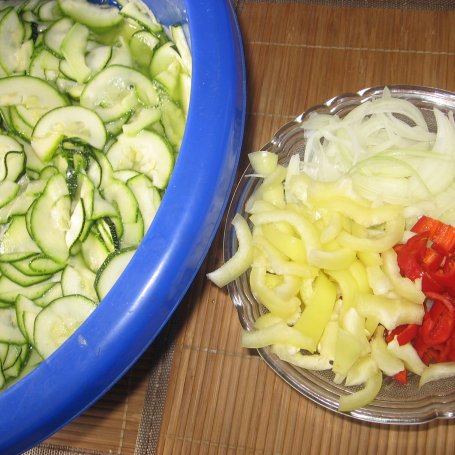 Krok 1 - Sałatka z cukinii z papryką i cebulą foto